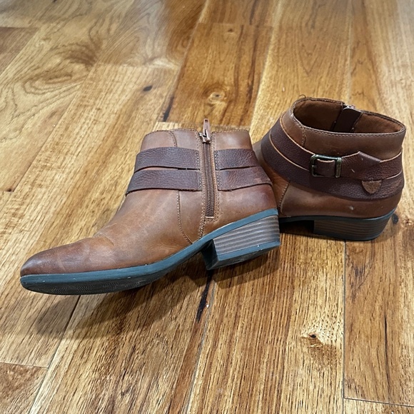 Clarks Brown Leather Booties Size 7.5 - Picture 2 of 4